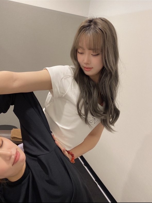 女性トレーナーによる全身ストレッチの施術