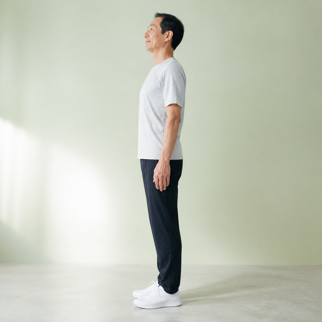 全身をしっかり伸ばして自然に立つ男性